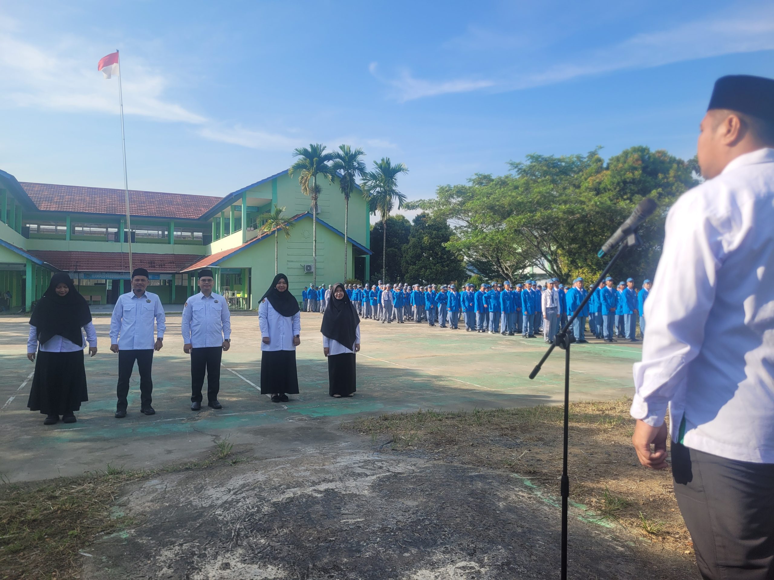 Pembaharuan Struktur Manajemen: Kepala MAN IC Sambas Serahkan SK Tugas Jajaran Wakamad, Kepala Laboratorium, Kepala Perpustakaan, serta Tenaga Kesehatan
