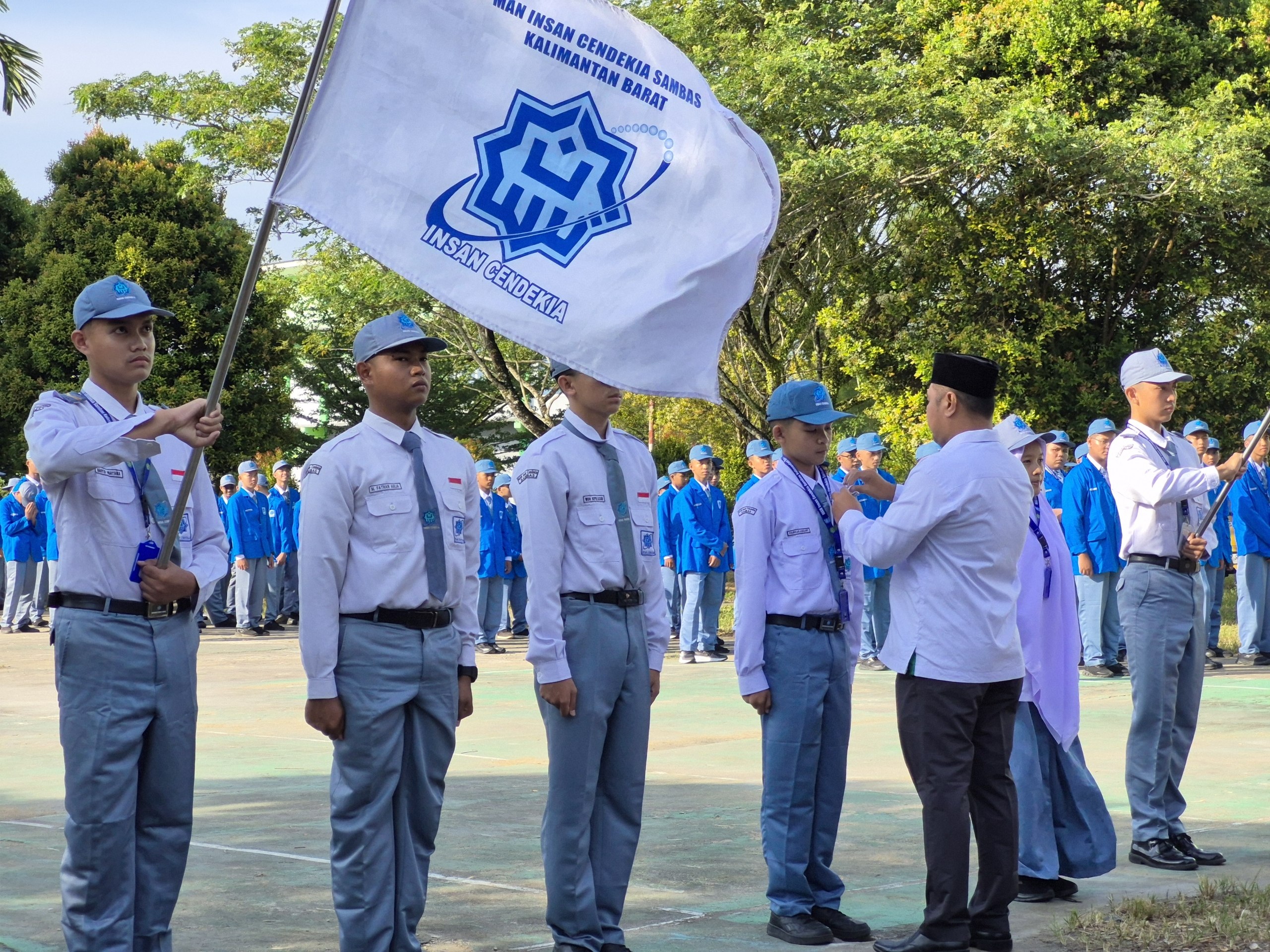 MAN IC Sambas Gelar Upacara Pembukaan MATAMUDA Angkatan XI sekaligus Penyematan Tanda Pangkat Murid Kelas XI dan XII
